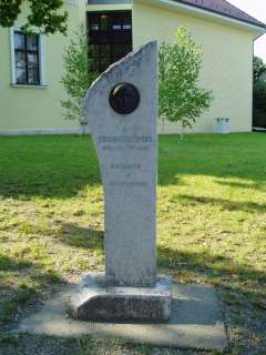 Szentendre, Pátriárka u. Beográda-templom: Vujicsics Tihamér sírja.jpg Szentendre, Pátriárka u. Beográda-templom: Vujicsics Tihamér sírja.jpg